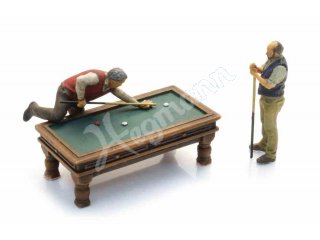 Billardtisch mit 2 Figuren