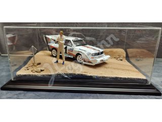 AutoART 1:18 Sondermodell mit Figur in Vitrine