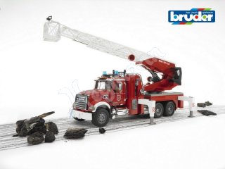BRUDER 02821 MACK Granite Feuerwehr mit Drehleiter, Wasserpumpe + Light & Sound Modul