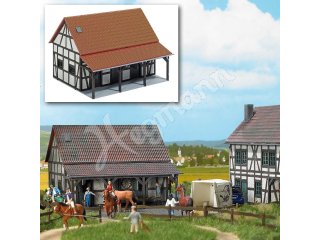 Bausatz für eine ländliche Stallung mit drei Pferdeboxen. Mit Fach