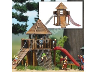 Zweigeschossige Kinderspielburg in sechseckiger Grundform mit Walm