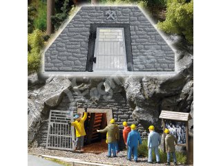 Eingang eines Bergwerkstollens für Bergleute oder Gäste eines Besu