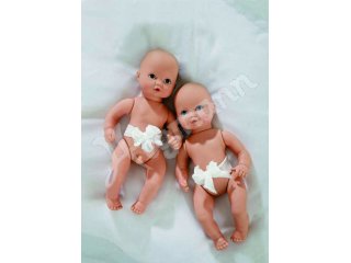 Götz Puppenmanufaktur Neugeborener Bub mit Fläschen
