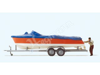 Motorboot beim Verladen auf A