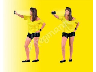 VIESSMANN 1551 H0 Frau schießt Selfie, mit Blitzlicht